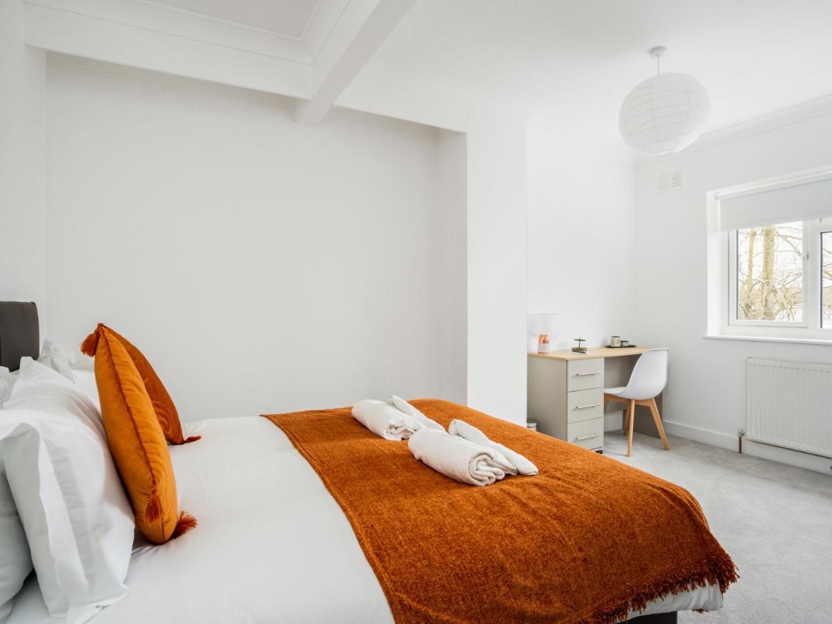 Large Modern Family Home Windsor Ngoại thất bức ảnh